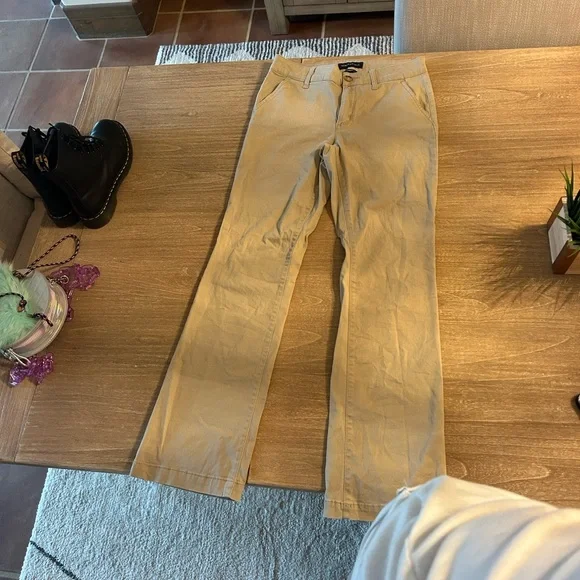 Aeropostale Classic Khaki Pants - Picture 4 of 7